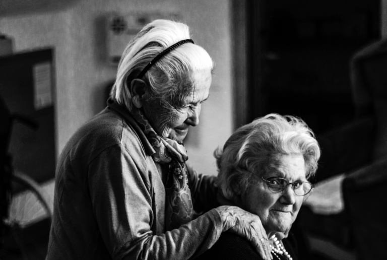 ADULTOS MAYORES RECIBEN “GUÍA DE BENEFICIOS 2021”