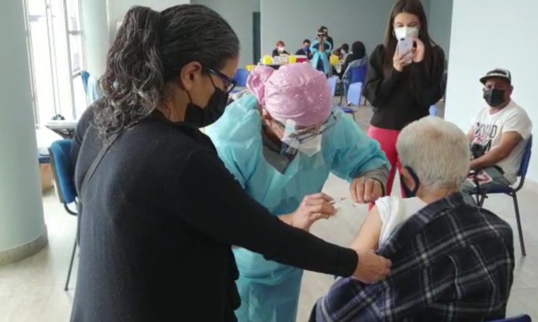 VACUNACIÓN DE REFUERZO EN MAYORES DE 50 AÑOS ALCANZA 70% DE AVANCE EN LA REGIÓN DE ANTOFAGASTA