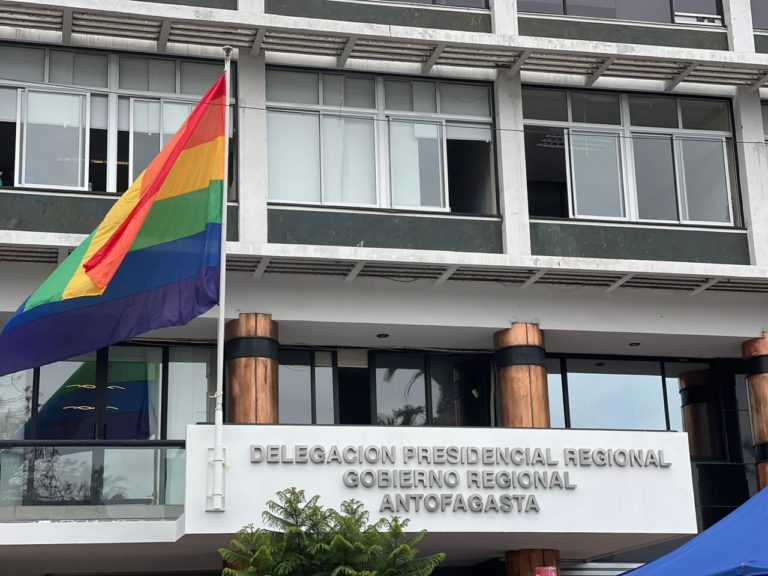 DELEGACIÓN PRESIDENCIAL REGIONAL IZA  BANDERA LGBTQ+ TRAS APROBACIÓN DEL MATRIMONIO IGUALITARIO