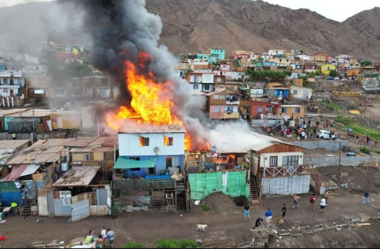 INCENDIO EN SECTOR NORTE DEJÓ 11 DAMNIFICADOS