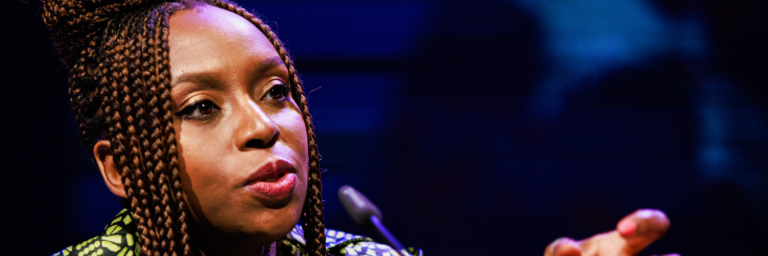 Chimamanda Ngozi Adichie: La escritora que está haciendo reflexionar a todo el mundo